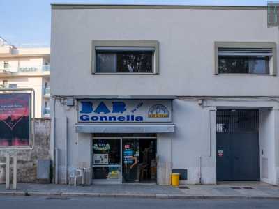 ...si trova il bar Gonnella, il cui nome � scritto in blu su un�insegna bianca, seguito dalla dicitura �dal 1926�